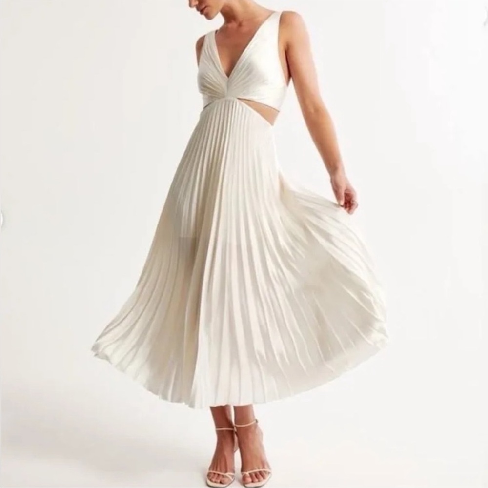 Elegant Cream Pleated Dress